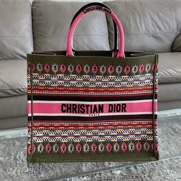Dior Book Tote
Embroidered Canvas Pink Green - Picture 1 of 10